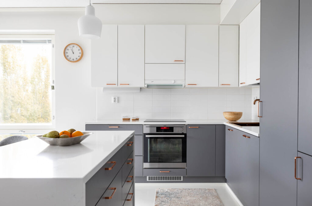 Sisustussuunnittelija Tampere Tilako Oy. Kerrostalotalokohteen remontti. Kuvassa keittiö, jossa uudistettiin saareke ja osa kaappien etulevyistä.