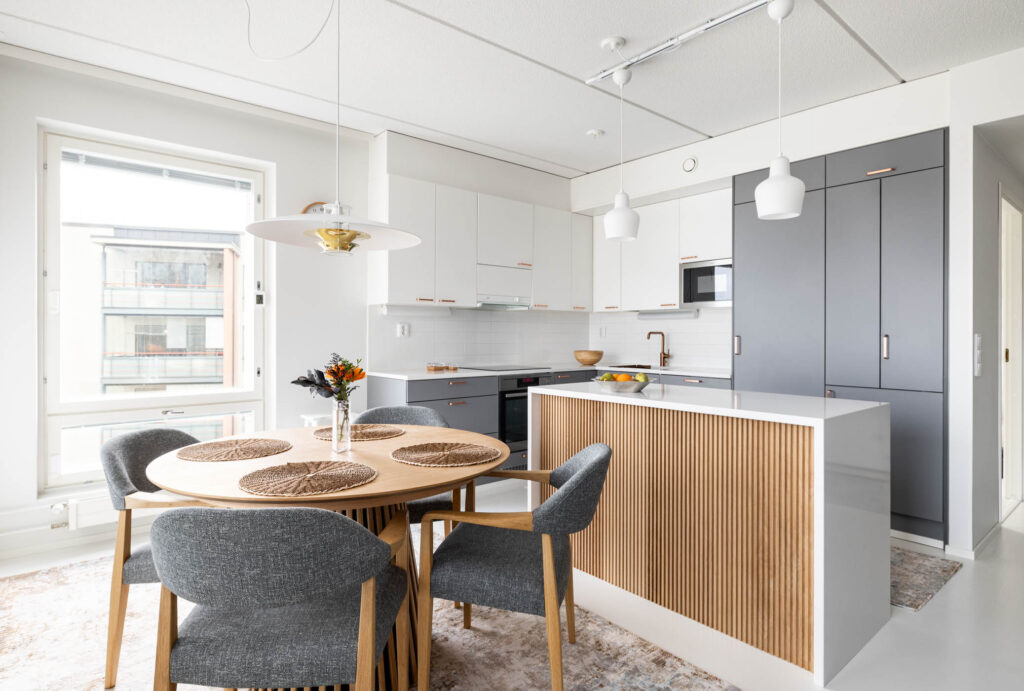 Sisustussuunnittelija Tampere Tilako Oy. Kerrostalotalokohteen remontti. Kuvassa keittiö, jossa uudistettiin saareke ja osa kaappien etulevyistä.