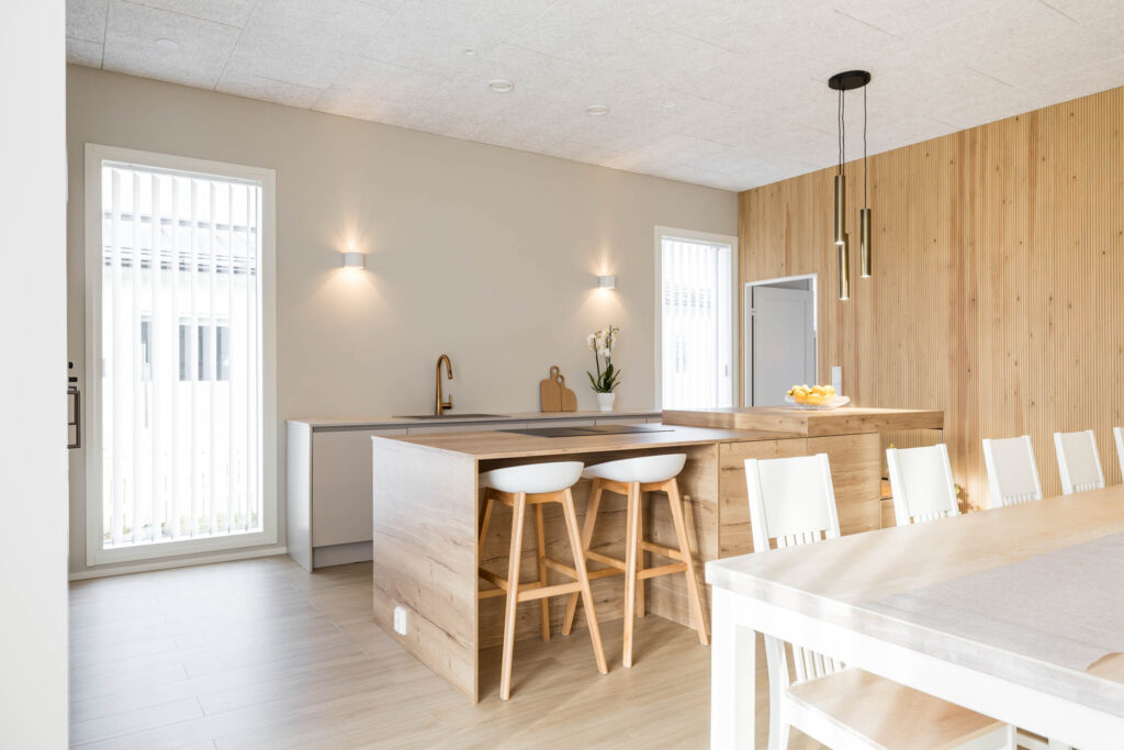 Sisustussuunnittelija Tampere Tilako Oy. Kohteen olohuone ja keittiö.