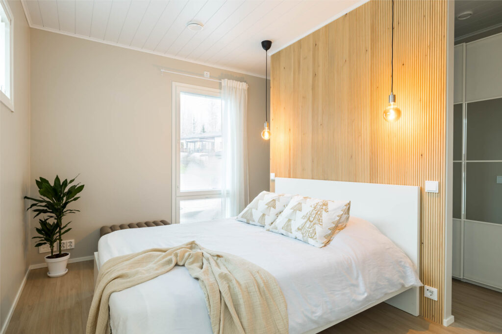 Sisustussuunnittelija Tampere Tilako Oy. Makuuhuone rimaseinä.