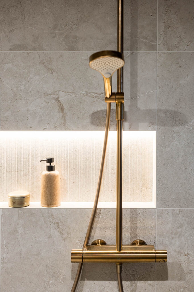 Sisustussuunnittelija Tampere Tilako Oy. Kylpyhuone ja sauna. Yksityiskohta hana ja shampoohylly.